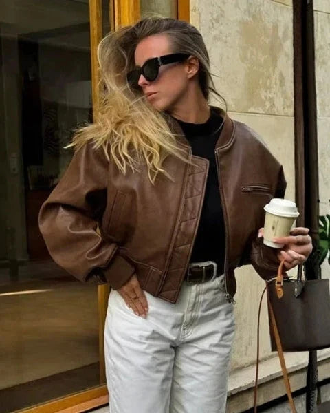 Chaqueta bomber de mujer de cuero vegano con bolsillos en el pecho