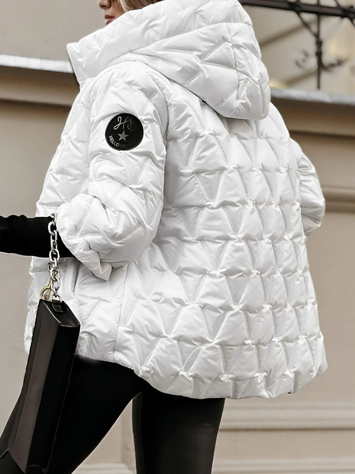 Chaqueta acolchada de mujer con capucha cruzada y estampado de diamantes