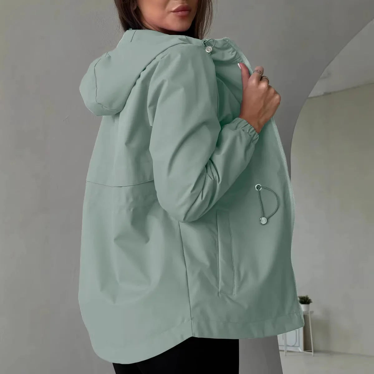 Chaqueta outdoor para mujer con capucha ajustable y bolsillos
