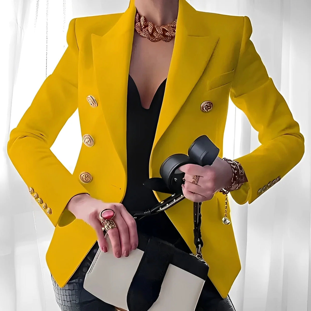 Blazer de mujer con doble botonadura y botones dorados