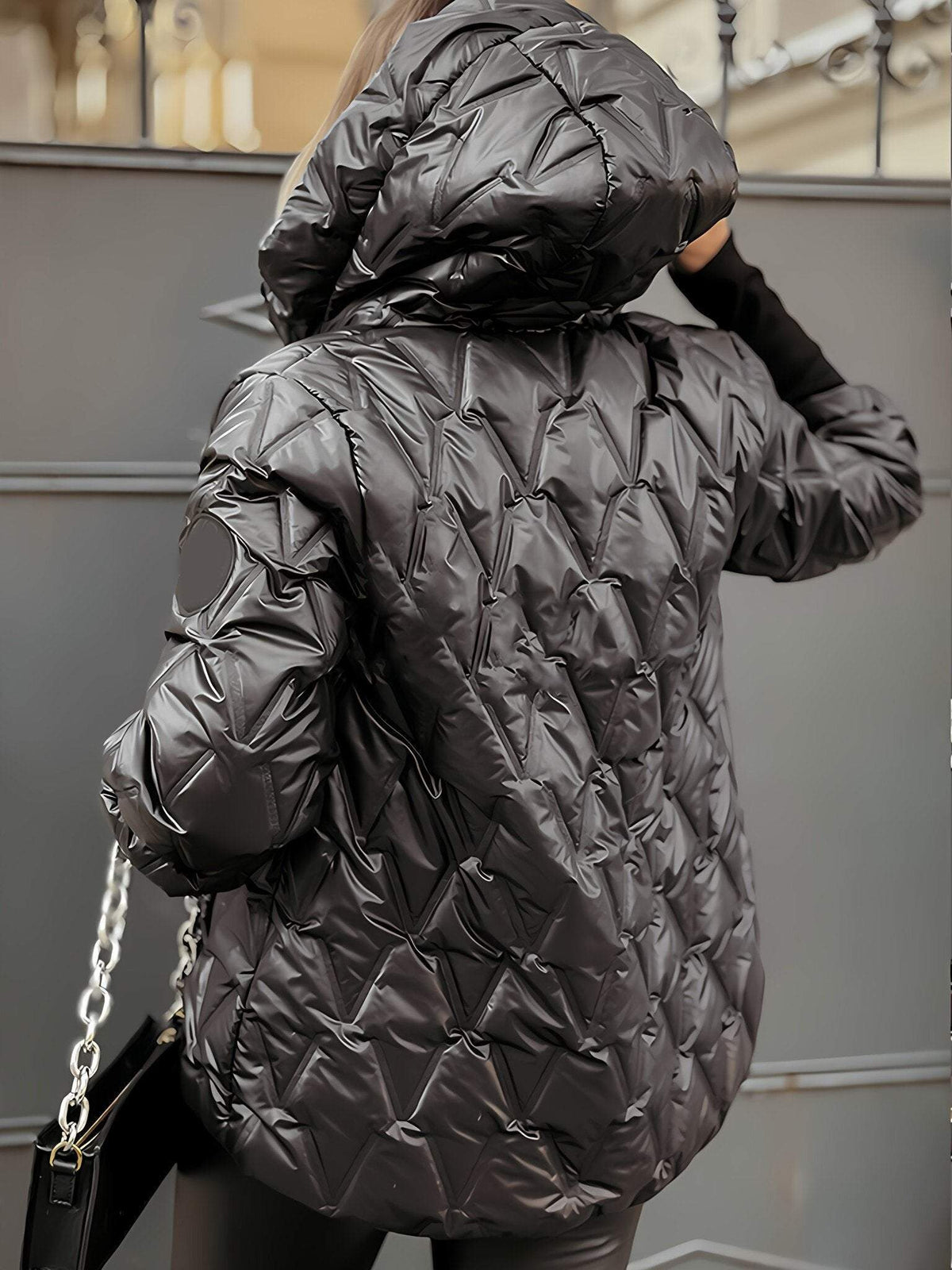 Chaqueta acolchada de mujer con capucha cruzada y estampado de diamantes