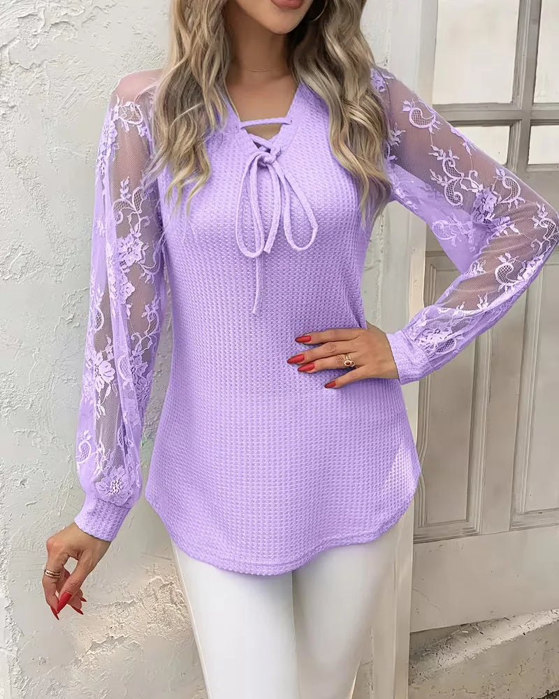 Top de mujer con mangas de encaje y cuello de lazo