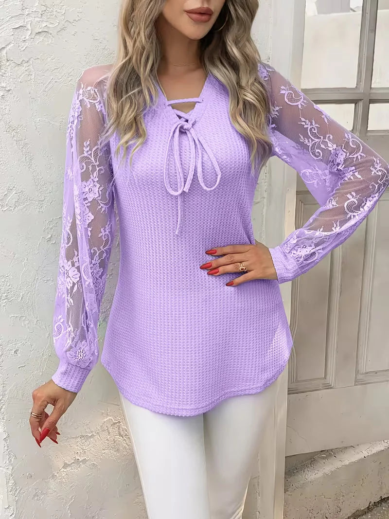 Top de mujer con mangas de encaje y cuello de lazo