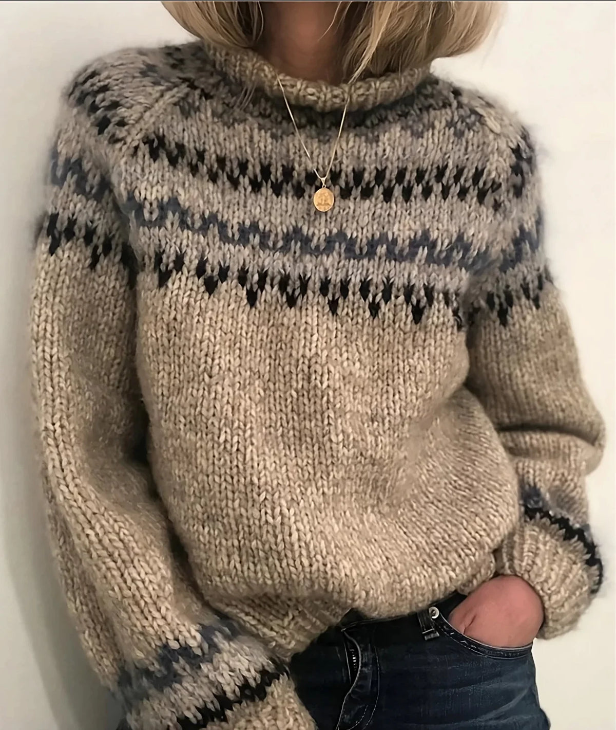 Suéter de cuello alto oversized para mujer en mezcla de lana con patrón nórdico en el hombro