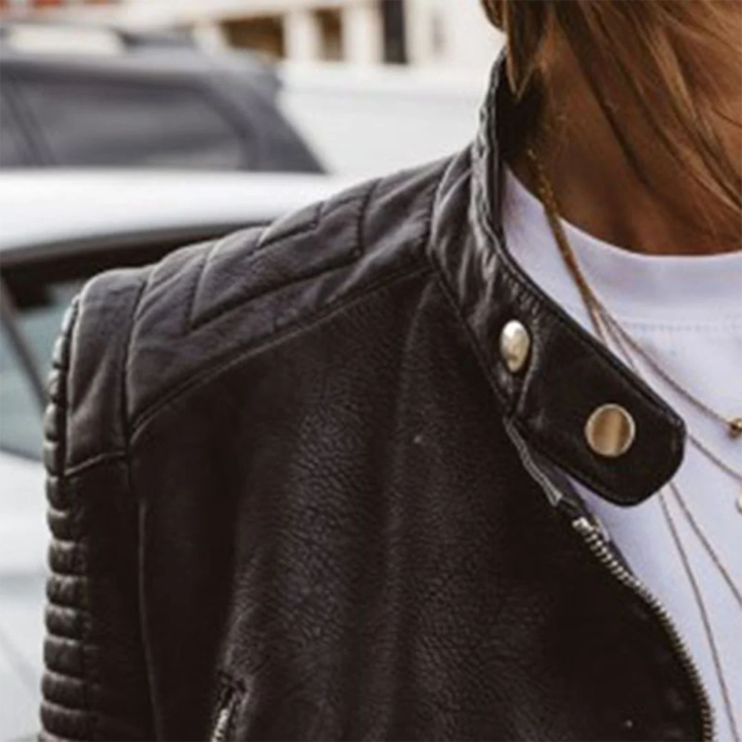 Chaqueta de cuero sintético para mujer con mangas decorativas en relieve