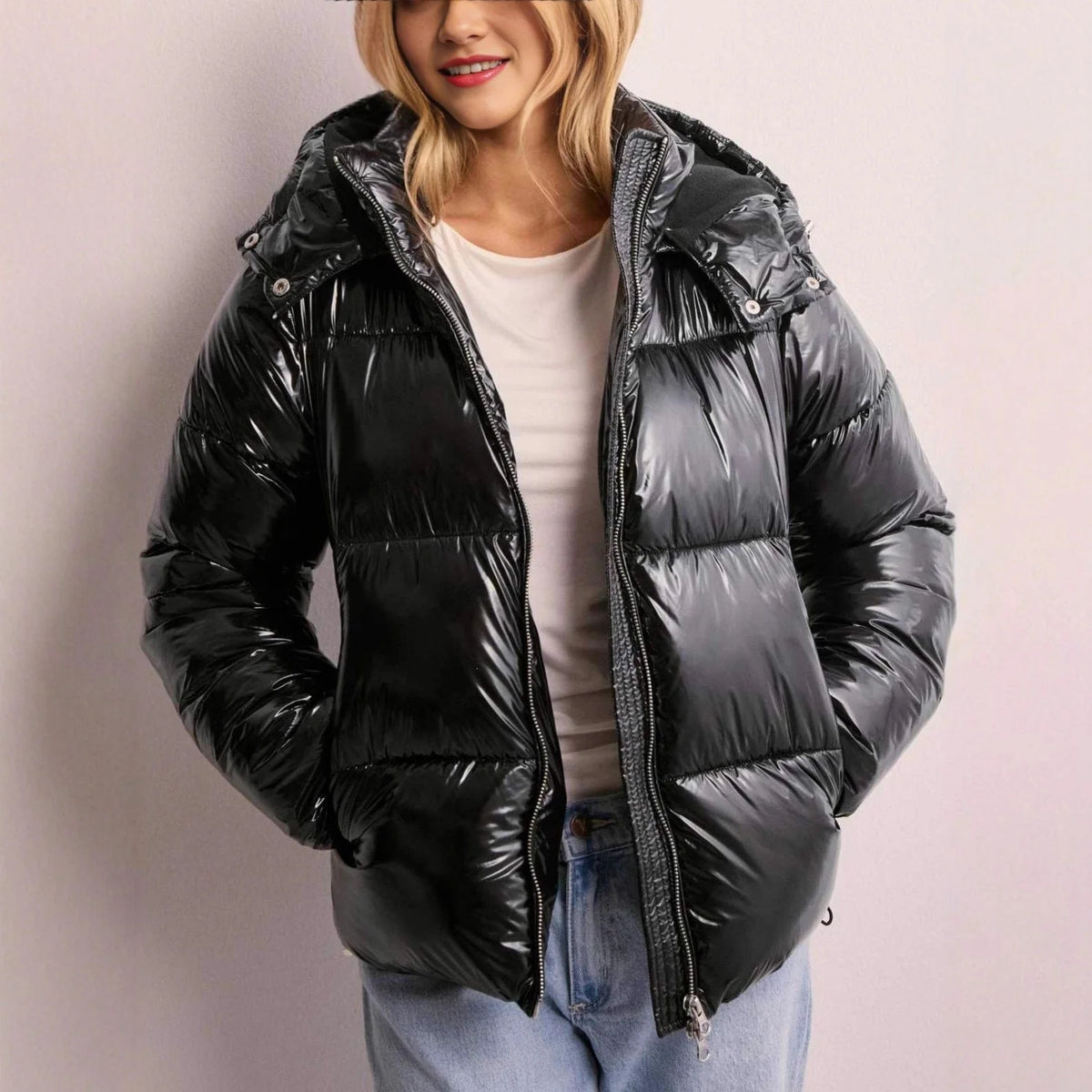 Chaqueta acolchada para mujer con acabado brillante y capucha