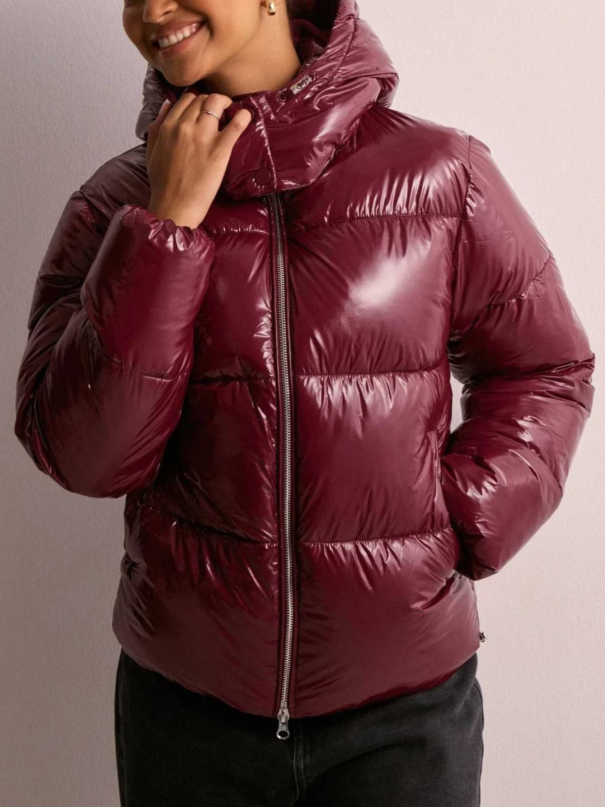 Chaqueta acolchada para mujer con acabado brillante y capucha