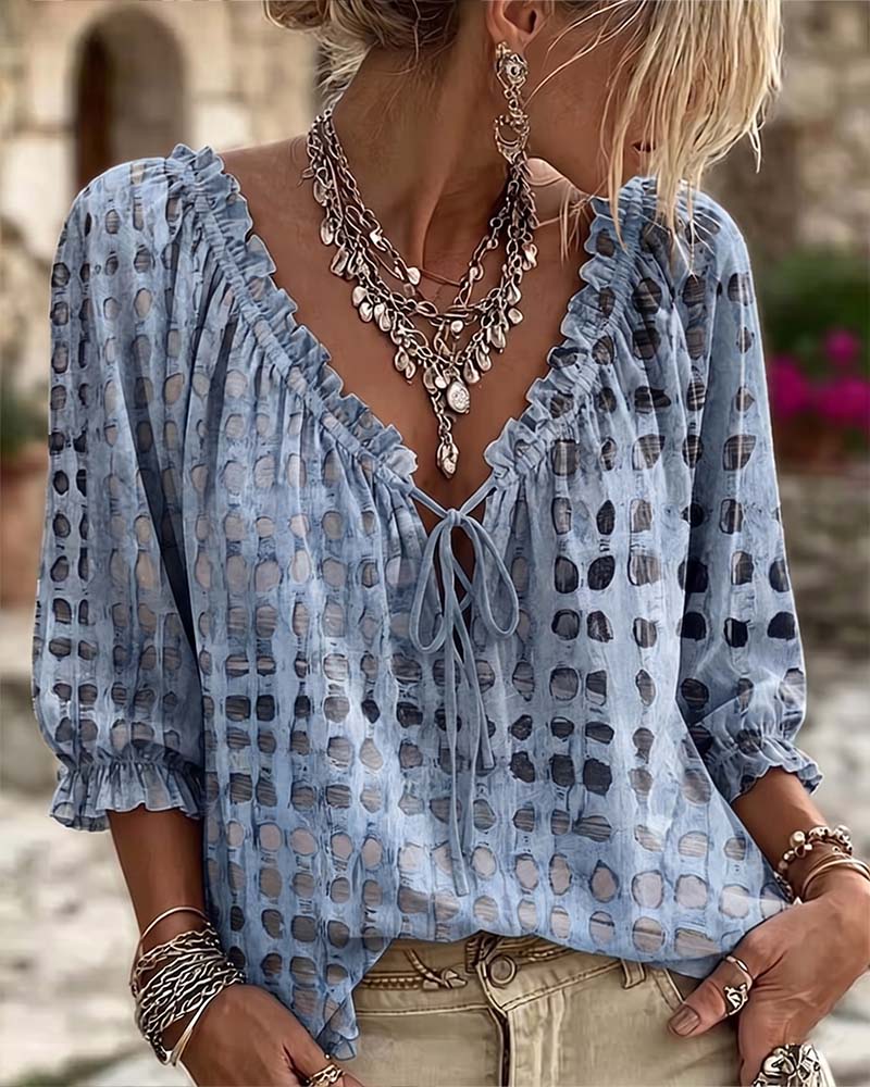 Blusa de mujer con volantes y lazo en el escote