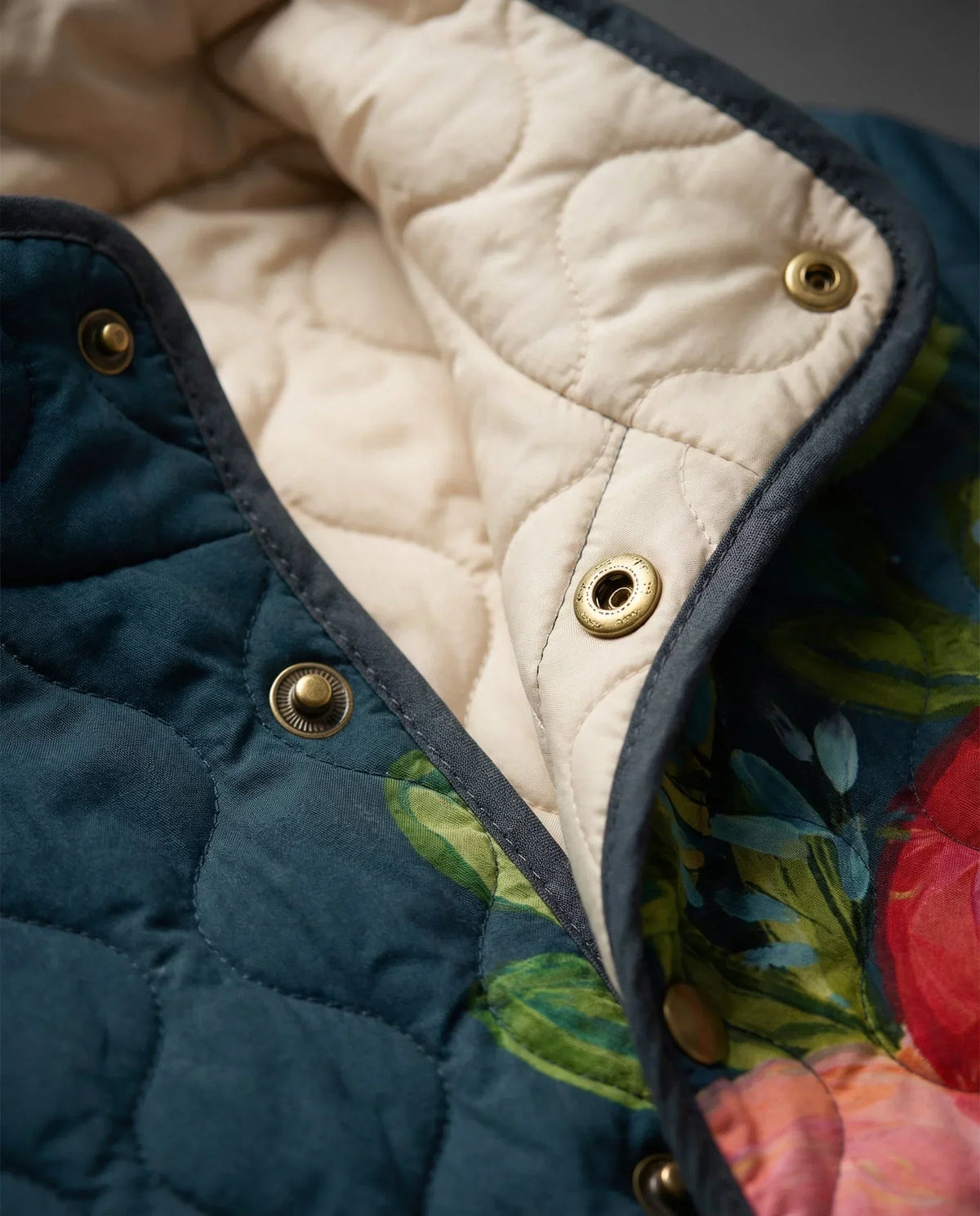 Chaqueta acolchada para mujer con costuras de flores