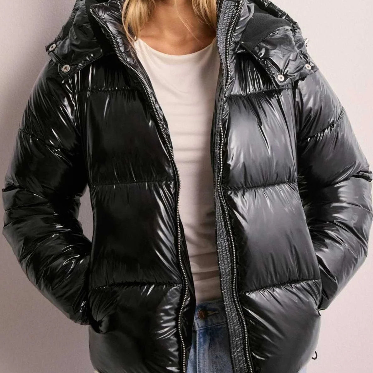 Chaqueta acolchada para mujer con acabado brillante y capucha