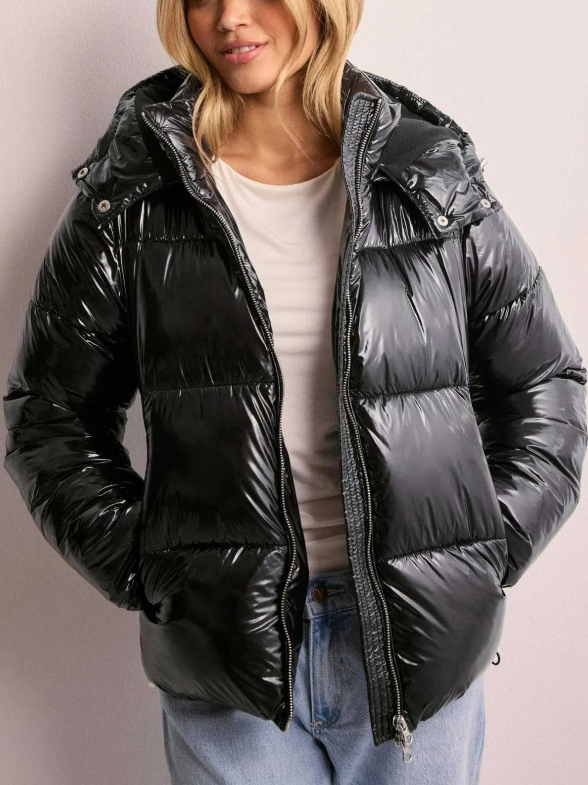 Chaqueta acolchada para mujer con acabado brillante y capucha