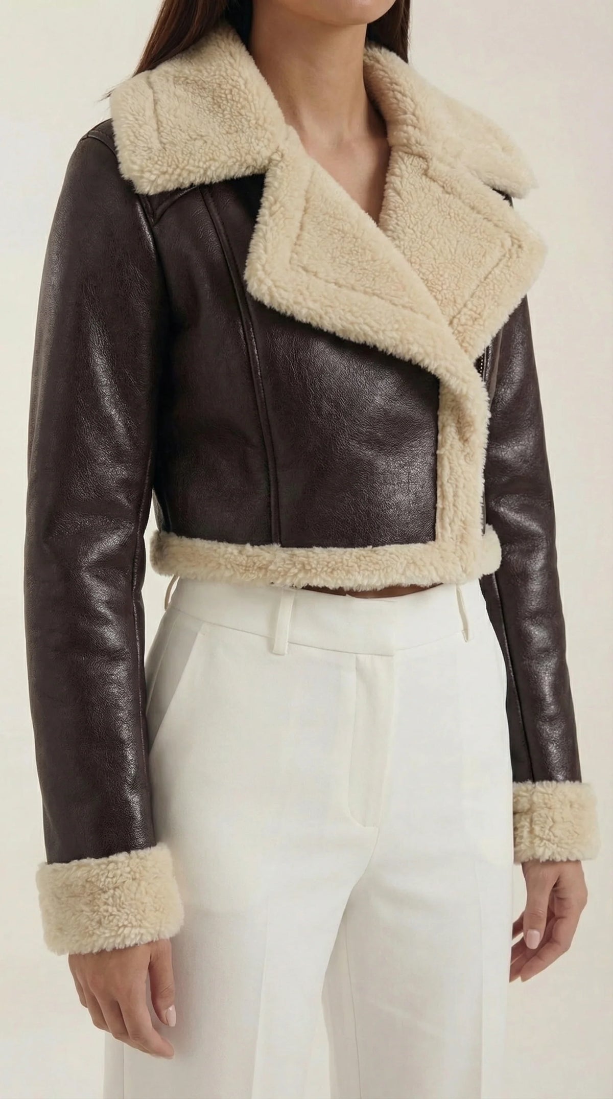 Chaqueta de mujer efecto piel con detalles de borreguito