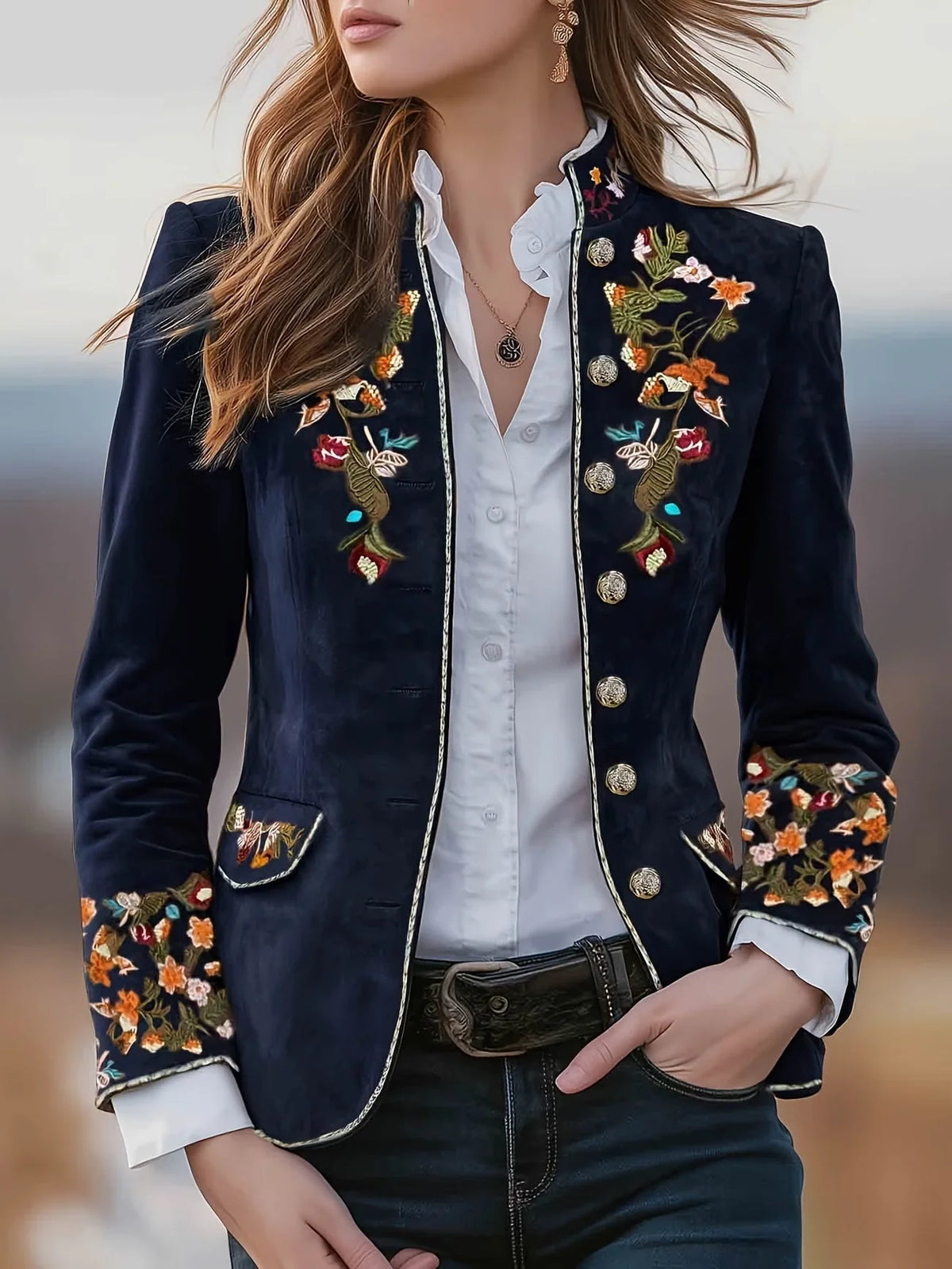 Chaqueta de mujer con cuello alto y bordado de flores