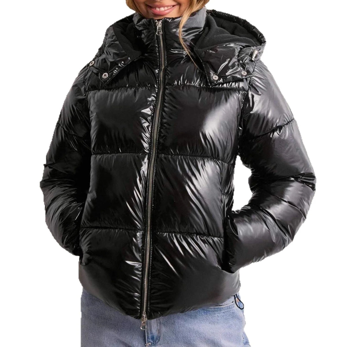 Chaqueta acolchada para mujer con acabado brillante y capucha