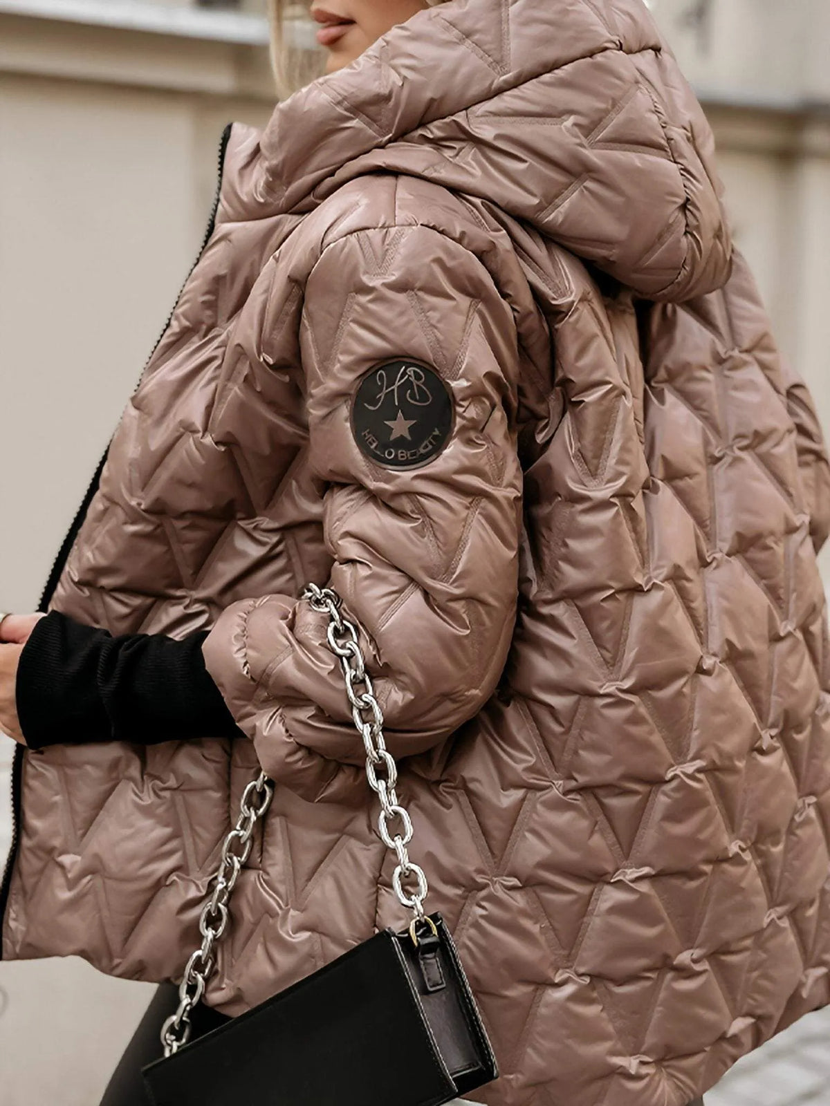 Chaqueta acolchada de mujer con capucha cruzada y estampado de diamantes