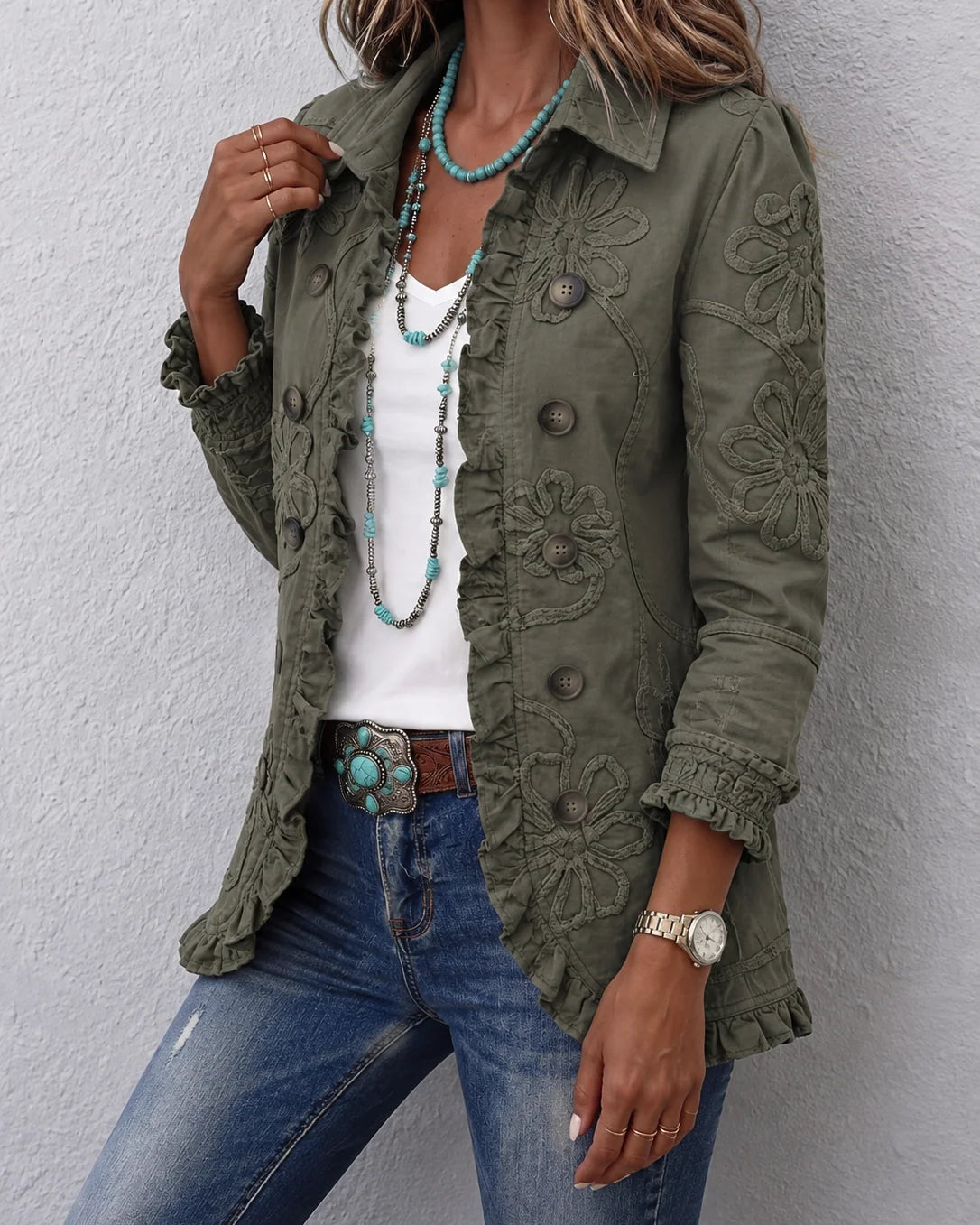 Chaqueta de mujer con bordado floral y volante en el dobladillo
