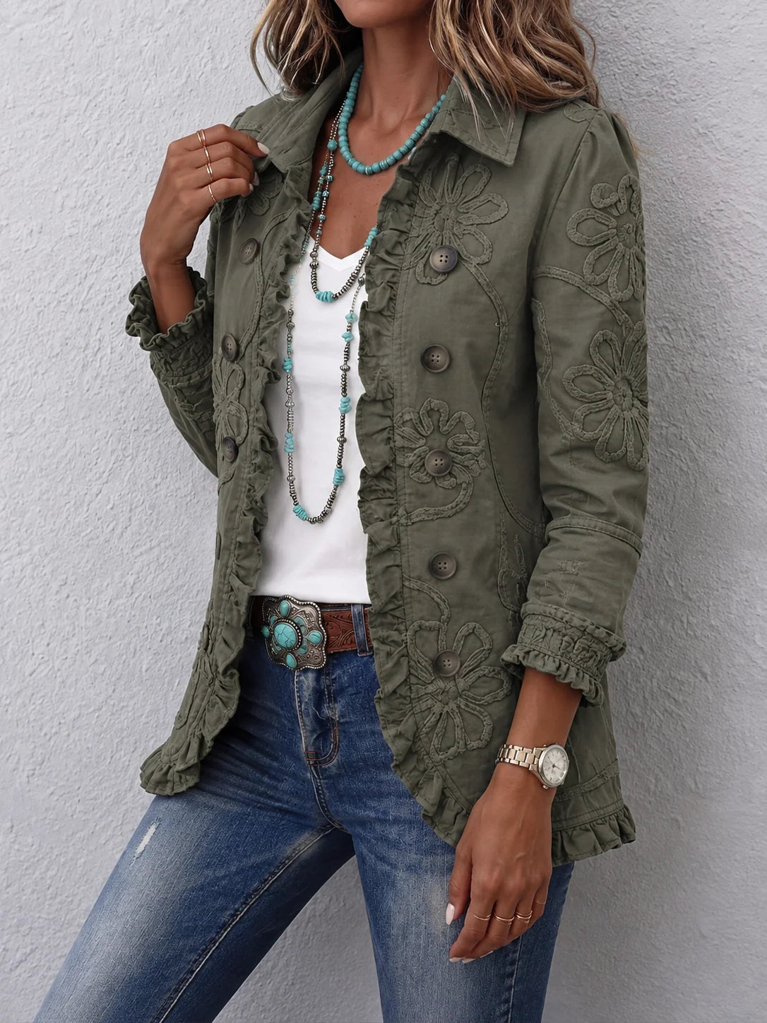 Chaqueta de mujer con bordado floral y volante en el dobladillo